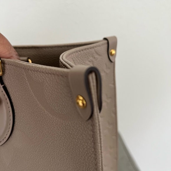 Louis Vuitton Onthego MM | Turtledove - Picture 4 of 11